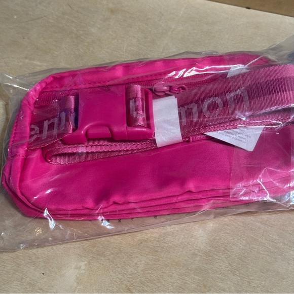 NWT Lululemon Everywhere Belt Bag 1L Sonic Pink Logo Strap - Picture 9 of 9